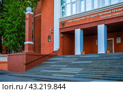 Крыльцо первого корпуса НГТУ имени Алексеева (2024 год). Редакционное фото, фотограф Илья Старков / Фотобанк Лори