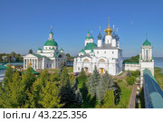 Spaso-Yakovlevsky Dmitriev monastery on the shore of Nero lake in the evening sun (2015 год). Стоковое фото, фотограф Сергей Н / Фотобанк Лори