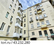 Москва, Лялин переулок, дом 8 строение 1. Доходный дом, архитектор О. Г. Пиотрович, 1910 год постройки. Вид со двора. Стоковое фото, фотограф Овчинникова Ирина / Фотобанк Лори
