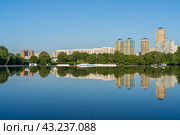 Москва. Малый Строгинский залив, строения "Строгино Wake Park", вейк-клуб Good Waves Moscow, ресторан "Берег", ЖК "Олимпия", ЖК «Янтарный город» (2024 год). Редакционное фото, фотограф Александр К / Фотобанк Лори