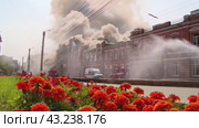 Крупный пожар в историческом здании в Кирове, Россия (2013 год). Редакционное видео, видеограф Алексей Сергеев / Фотобанк Лори