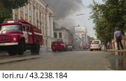Крупный пожар в историческом здании в Кирове, Россия (2013 год). Редакционное видео, видеограф Алексей Сергеев / Фотобанк Лори