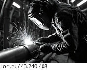 Сварочные работы на газопроводе крупного промышленного предприятия. Черно-белая иллюстрация. Стоковое AI-изображение, AI-художник Сергей Сергеев / Фотобанк Лори