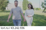 Happy white husband and wife rejoicing in the park in summer. Стоковое видео, видеограф Громов Александр / Фотобанк Лори