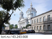 Храм святителя Мартина Исповедника на улице Солженицына, Таганка, Москва. St. Martin cathedral in Alexander Solzhenitsyn street of Moscow. Sunny summer view. (2022 год). Редакционное фото, фотограф Александр Кузнецов / Фотобанк Лори