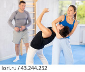 Guy and woman train to perform defense of strangling opponent, while learning self-defense. Стоковое фото, фотограф Яков Филимонов / Фотобанк Лори