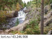 Водопад Кивач на реке Суна осенью, Карелия (2023 год). Редакционное фото, фотограф Светлана Качанова / Фотобанк Лори