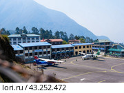 Самолеты в аэропорту города Лукла в Непале, самый опасный аэропорт (2024 год). Редакционное фото, фотограф Марина Малыгина / Фотобанк Лори