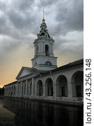 Красные ряды в лучах вечернего заката в Костроме (2023 год). Стоковое фото, фотограф Владимир Грибков / Фотобанк Лори