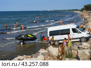 A jet ski being loaded onto a bus. Entertainment on the beach. (2021 год). Редакционное фото, фотограф Zima Nadezhda / Фотобанк Лори