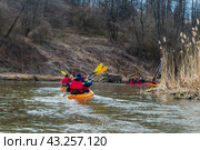 People of age have a springtime vacation in nature. Kayaking in the spring. Active weekend pastime. Sports tourism. (2022 год). Редакционное фото, фотограф Zima Nadezhda / Фотобанк Лори