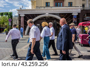 Мэр Москвы Сергей Собянин и министр сельского хозяйства РФ Оксана Лут на площадке фестиваля "Рыбная неделя" в Москве общаются друг с другом и с людьми./ Moscow Mayor Sergei Sobyanin and Russian Minister of Agriculture Oksana Lut at the Fish Week festival (2024 год). Редакционное фото, фотограф Iva Noel / Фотобанк Лори