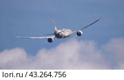 MOSCOW , RUSSIA, June 10, 2023: The Commercial passenger airplane flying overhead on sunny day on June 10, 2023 in Moscow, Russia. Стоковое фото, фотограф Фотограф / Фотобанк Лори