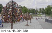 MOSCOW, RUSSIA - MAY 22, 2022: Tree of love on the Tretyakovskiy Bridge Luzhkov Bridge in Moscow. Стоковое фото, фотограф Фотограф / Фотобанк Лори