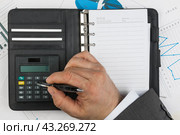 Businessman considers on the calculator. Стоковое фото, фотограф Александр Собко / Фотобанк Лори