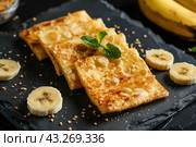 Plate of thai roti pancakes with bananas. Стоковое AI-изображение, AI-художник Татьяна  Бральнина / Фотобанк Лори