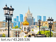 Вид на здание Министерства иностранных дел (МИД). Солнечный весенний день. Москва (2024 год). Редакционное фото, фотограф E. O. / Фотобанк Лори