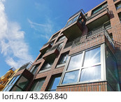 Урбан-вилла, малоэтажное строительство в городе, комфортное жилье бизнес-класса (2024 год). Стоковое фото, фотограф Ольга Дерябина / Фотобанк Лори