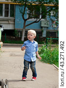Blonde baby boy шт blue shirt and jeans. Стоковое фото, фотограф Андрей Аркуша / Фотобанк Лори