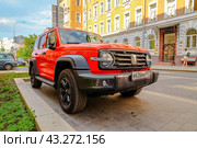 Красный автомобиль Tank 300 припаркован на улице города (2024 год). Редакционное фото, фотограф Константин Григорьев / Фотобанк Лори
