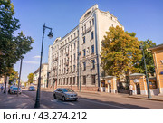 Улица Пречистенка, доходный дом Костяковой, Москва (2023 год). Редакционное фото, фотограф Baturina Yuliya / Фотобанк Лори