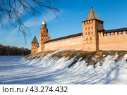 View on old wall of Kremlin in Novgorod the Great (2021 год). Стоковое фото, фотограф Юлия Белоусова / Фотобанк Лори