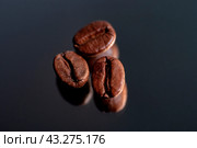 Coffee beans on a mirror table. Стоковое фото, фотограф Алиев Аслан / Фотобанк Лори