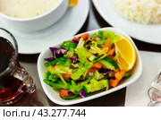 Choban salad from tomatoes, cucumbers, greens, onions with lemon. Стоковое фото, фотограф Яков Филимонов / Фотобанк Лори