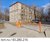 Автоматический шлагбаум. Пятиэтажный трёхподъездный кирпичный жилой дом серии I-410 (САКБ). Построен в 1957 году. 5-й проезд Подбельского, 4а, корпус 2. Район Богородское. Город Москва (2024 год). Редакционное фото, фотограф lana1501 / Фотобанк Лори