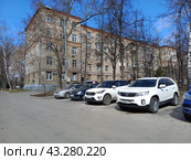 Пятиэтажный трёхподъездный кирпичный жилой дом серии I-410 (САКБ). Построен в 1957 году. 5-й проезд Подбельского, 4а, корпус 1. Район Богородское. Город Москва (2024 год). Редакционное фото, фотограф lana1501 / Фотобанк Лори