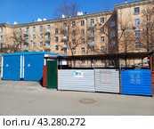 Пятиэтажный трёхподъездный кирпичный жилой дом серии I-410 (САКБ). Построен в 1957 году. Ивантеевская улица, 3, корпус 2. Район Богородское. Москва (2024 год). Редакционное фото, фотограф lana1501 / Фотобанк Лори