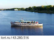 Теплоход "Буревестник", река Великая, город Псков (2018 год). Редакционное фото, фотограф Алексей Иванов / Фотобанк Лори