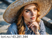 Summer vacation on the beach, Close-up of a beautiful woman in a straw hat. Summer time. Rest and vacation, a place to copy. Стоковое AI-изображение, AI-художник Photojuli / Фотобанк Лори