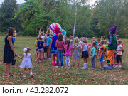 Kamennomostsky, Russia - September 1, 2018: Holiday day of the village with animators and childrens playgrounds and competitions in the park in the autumn. Редакционное фото, фотограф Андрей С / Фотобанк Лори