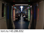 Салон нового пассажирского поезда московского метро Москва. Сквозной проход. (2021 год). Редакционное фото, фотограф Александр Кузнецов / Фотобанк Лори
