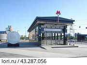 Наземный вестибюль станции метро Улица Дмитриевского Некрасовской линии Московского метрополитена. Солнечный летний день. (2022 год). Стоковое фото, фотограф Александр Кузнецов / Фотобанк Лори