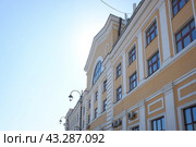 Здание Савеловского вокзала в Москве. Солнечный день. (2022 год). Стоковое фото, фотограф Александр Кузнецов / Фотобанк Лори