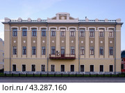 Банковская контора (Кремлёвская полицейская часть, Управление федерального казначейства по Нижегородской области) на территории Нижегородского кремля в Нижнем Новгороде. Летний вечер. (2022 год). Стоковое фото, фотограф Александр Кузнецов / Фотобанк Лори