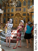 Russia Samara June 25, 2011: Orthodox parishioners came to baptize their babies in the church. Редакционное фото, фотограф Акиньшин Владимир / Фотобанк Лори