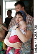 Russia Samara June 25, 2011: Orthodox parishioners came to baptize their babies in the church. Редакционное фото, фотограф Акиньшин Владимир / Фотобанк Лори