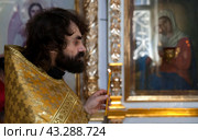 Russia Samara June 25, 2011: Orthodox parishioners came to baptize their babies in the church. Редакционное фото, фотограф Акиньшин Владимир / Фотобанк Лори