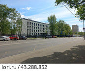 Городская поликлиника № 175 — филиал № 3. Четырёхэтажное здание серии VII-40. Построено в 1974 году. Улица Молостовых, 1г. Район Ивановское. Город Москва (2023 год). Редакционное фото, фотограф lana1501 / Фотобанк Лори