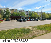 Девятиэтажный десятиподъездный панельный жилой дом серии II-49/М вариант Д. Построен в 1972 году. Супермаркет «Мини Лента». Улица Молостовых, 1, корпус 4. Район Ивановское. Москва (2023 год). Редакционное фото, фотограф lana1501 / Фотобанк Лори