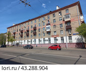 Пятиэтажный четырехподъездный кирпичный жилой дом (типовая серия I-410 САКБ). Построен в 1956 году. Первомайская улица, 117. Район Восточное Измайлово. Город Москва (2023 год). Редакционное фото, фотограф lana1501 / Фотобанк Лори