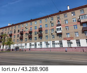 Пятиэтажный четырехподъездный кирпичный жилой дом (типовая серия I-410 САКБ). Построен в 1956 году. Первомайская улица, 117. Район Восточное Измайлово. Город Москва (2023 год). Редакционное фото, фотограф lana1501 / Фотобанк Лори