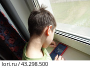 Мальчик с мобильным телефоном. The boy with the mobile phone. Стоковое фото, фотограф Юрий Пуликов / Фотобанк Лори