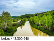 Маленькое сибирское село Новолушниково (Барабаново) в долине реки Суенги. Вид с высоты птичьего полёта. Новосибирская область, Маслянинский район, Западная Сибирь России. (2024 год). Стоковое фото, фотограф Евгений Мухортов / Фотобанк Лори