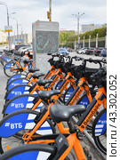 Moscow, Russia - May 9. 2024. Velobike - city bike rental with VTB Bank logo on the Garden Ring street. Редакционное фото, фотограф Володина Ольга / Фотобанк Лори