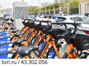 Moscow, Russia - May 9. 2024. Velobike - city bike rental with VTB Bank logo on the Garden Ring street. Редакционное фото, фотограф Володина Ольга / Фотобанк Лори