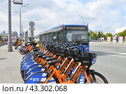 Moscow, Russia - May 9. 2024. Velobike - city bike rental with VTB Bank logo on the Garden Ring street. Редакционное фото, фотограф Володина Ольга / Фотобанк Лори